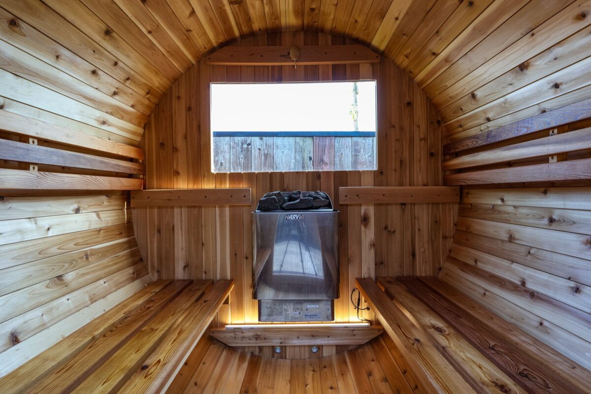 セルフロウリュ対応ストーブを備えたSAUNA RUHEの室内