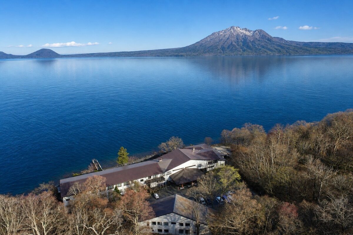 支笏湖畔に建つ丸駒温泉旅館
