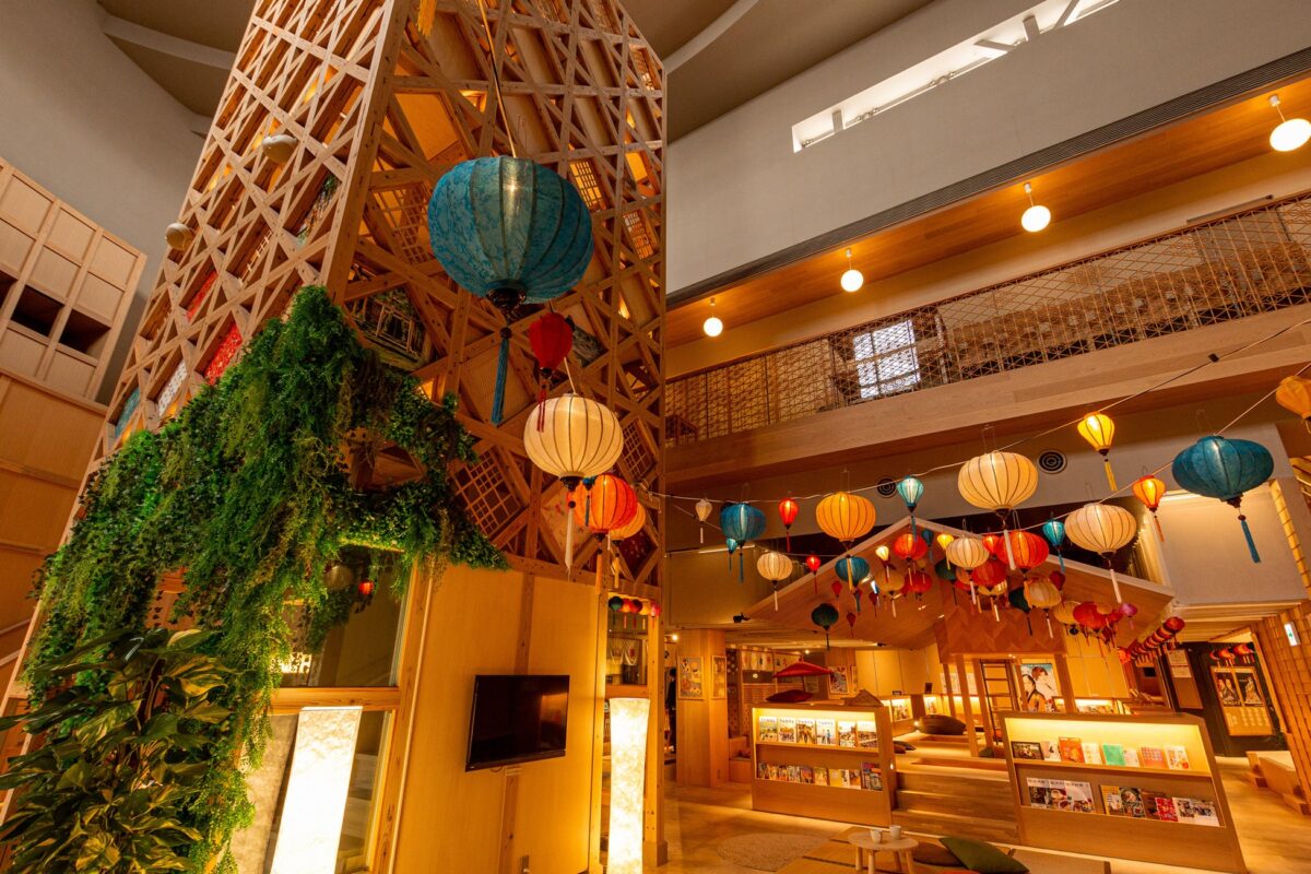 行灯と木組みを配したおふろcafé 湯守座の館内