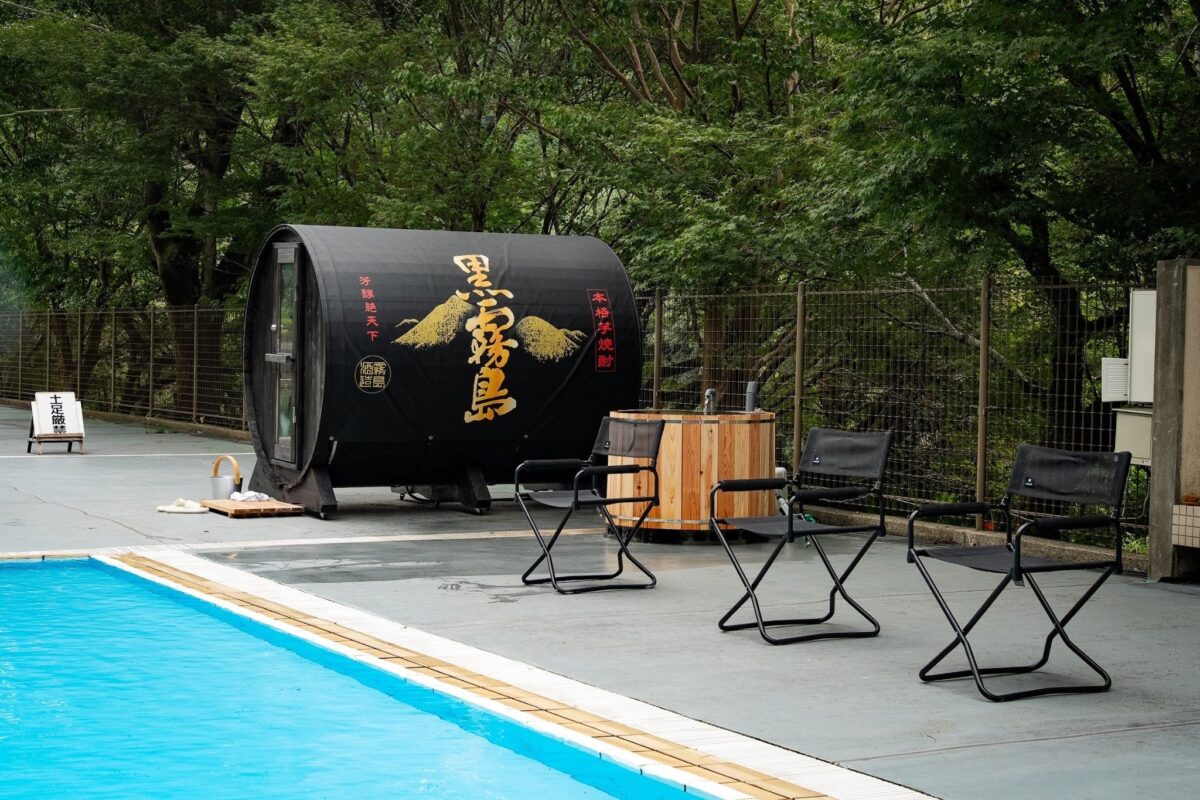 関之尾公園プール脇に設置された黒霧島デザインのバレルサウナと外気浴用チェア