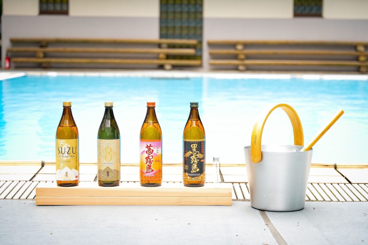 プールサイドに並ぶ霧島酒造の焼酎4銘柄とロウリュ用の桶・ひしゃく