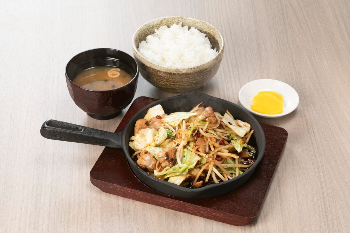 スーパーサウナ一宮の食事処で提供される牛ホルモン焼きの定食